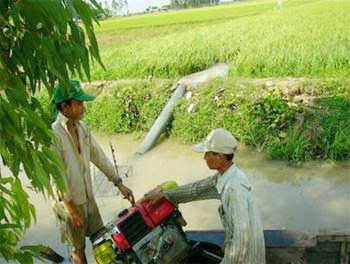 Two farmers in Soc Trang Province pump water from a canal into their field. Saltwater from the sea has entered rivers and gone upstream into most provinces in Mekong Delta, causing a severe shortage of fresh water for farming and daily use. Two farmers in Soc Trang Province pump water from a canal into their field. Saltwater from the sea has entered rivers and gone upstream into most provinces in Mekong Delta, causing a severe shortage of fresh water for farming and daily use.